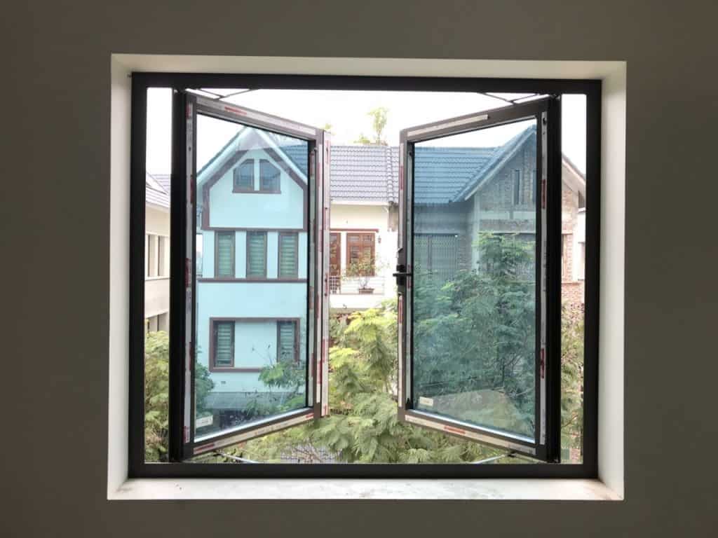 cua-so-kinh-cuong-luc-mo-quay