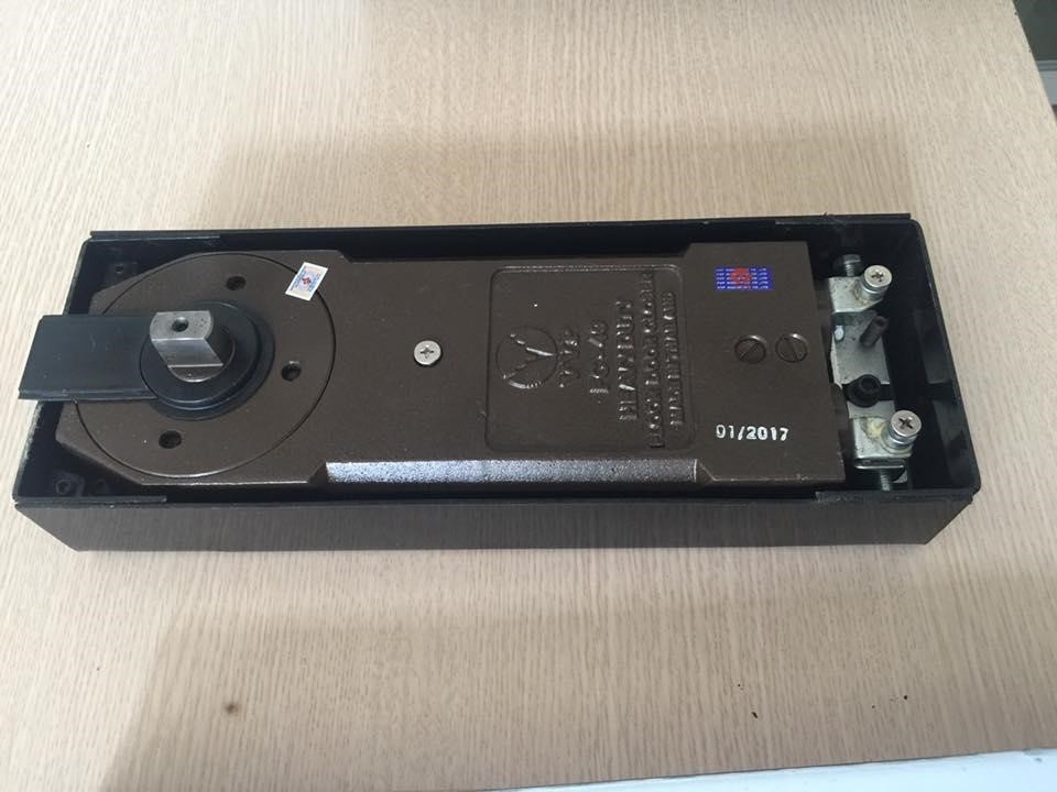 Có những loại bản lề cửa kính cường lực nào? 2 ban-le-cua-kinh-cuong-luc-nhap-khau-nam-tien-window