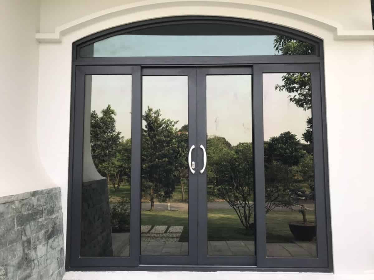 mau-cua-nhom-xingfa-cho-nha-cap-4