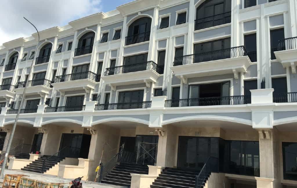 thi-cong-vach-kinh-cuong-luc-binh-duong