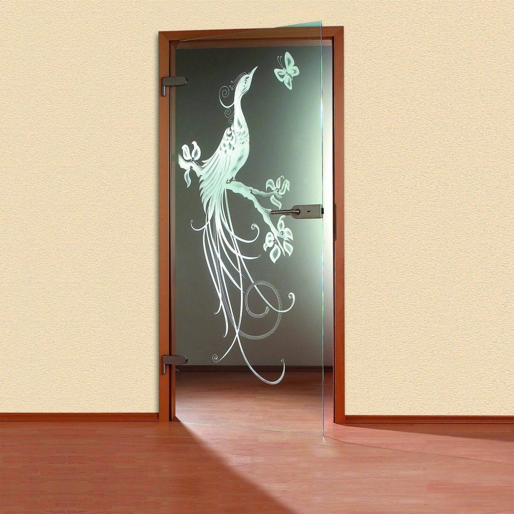 cua-kinh-cuong-luc-1-canh-mo-quay