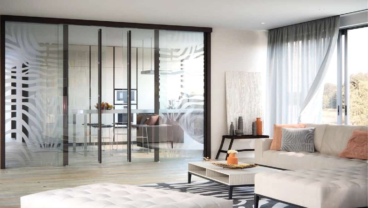 vach-kinh-cuong-luc-ngan-phong-khach-dep