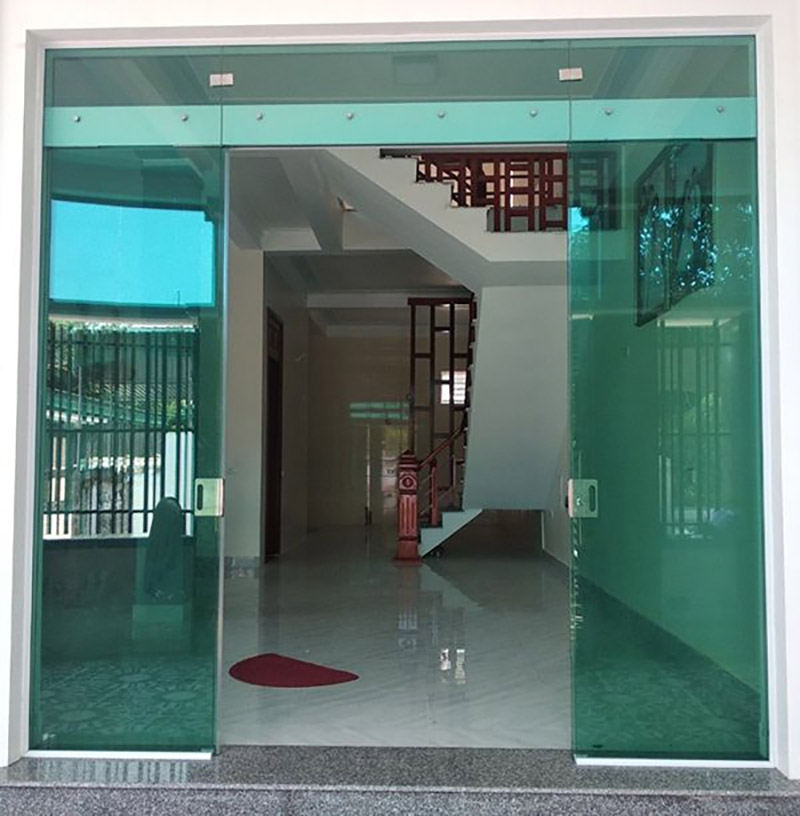 Cửa kính cường lực 2 cánh mở quay hiện đại đẹp