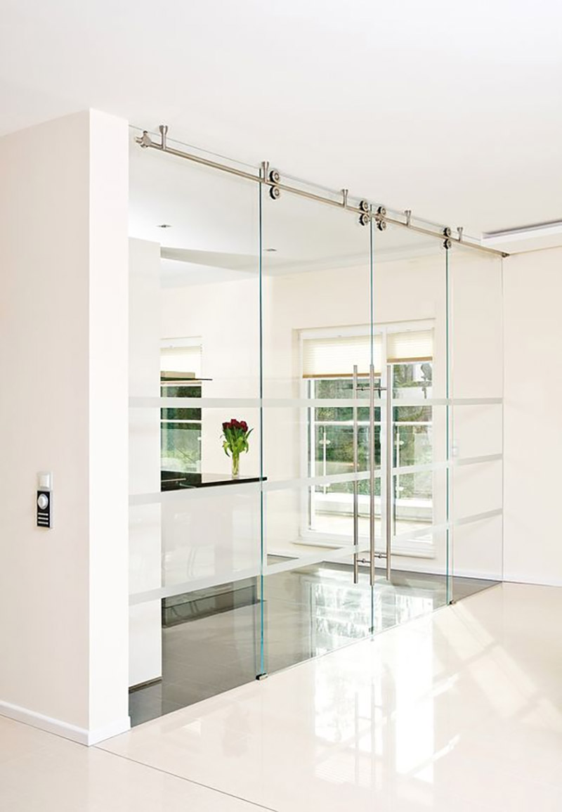 Cửa kính cường lực 2 cánh mở quay nên tham khảo