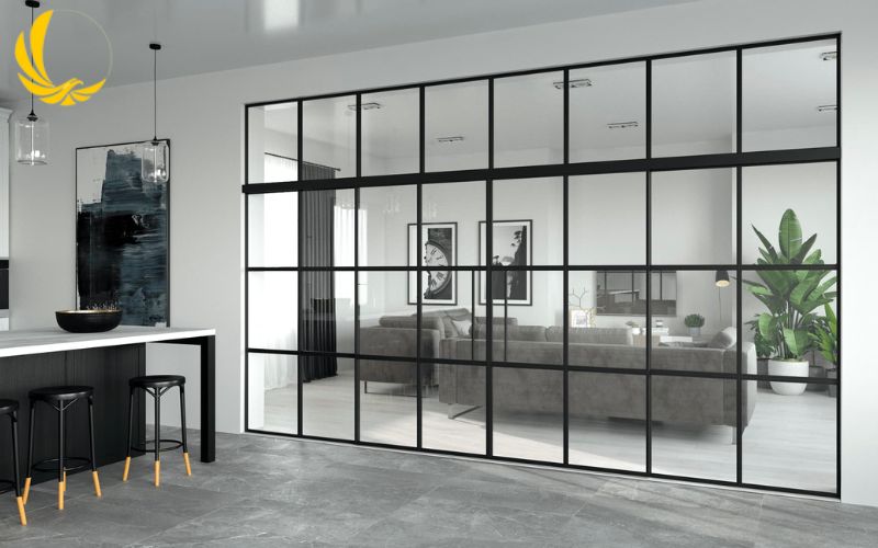 Vách ngăn kính cường lực giữa không gian phòng khách, phòng bếp