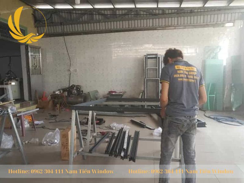 Sản xuất cánh kính tủ tại Nam Tiến Window cua tu canh kinh 20