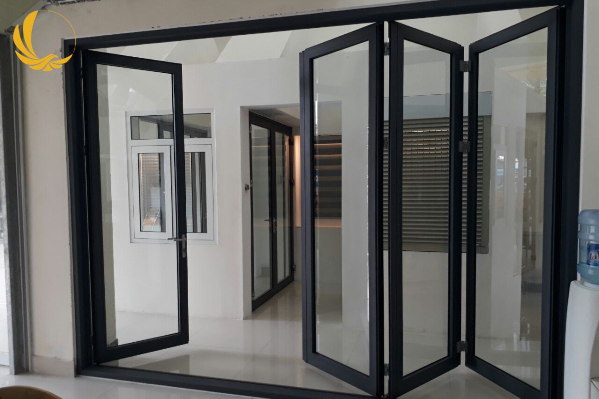 Mẫu cửa kính cường lực 4 cánh xếp trượt cho nhà phố