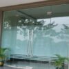 Mẫu cửa kính cường lực 2 cánh thuỷ lực bản lề sàn 