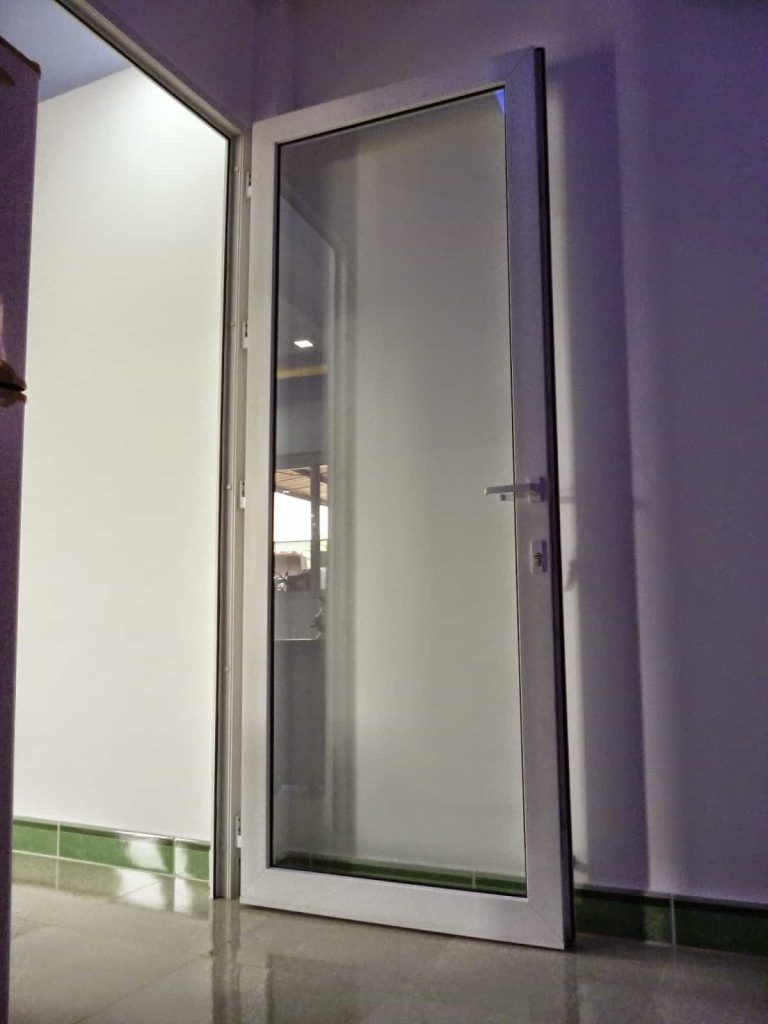 1 cua kinh cuong luc 1 canh mo quay