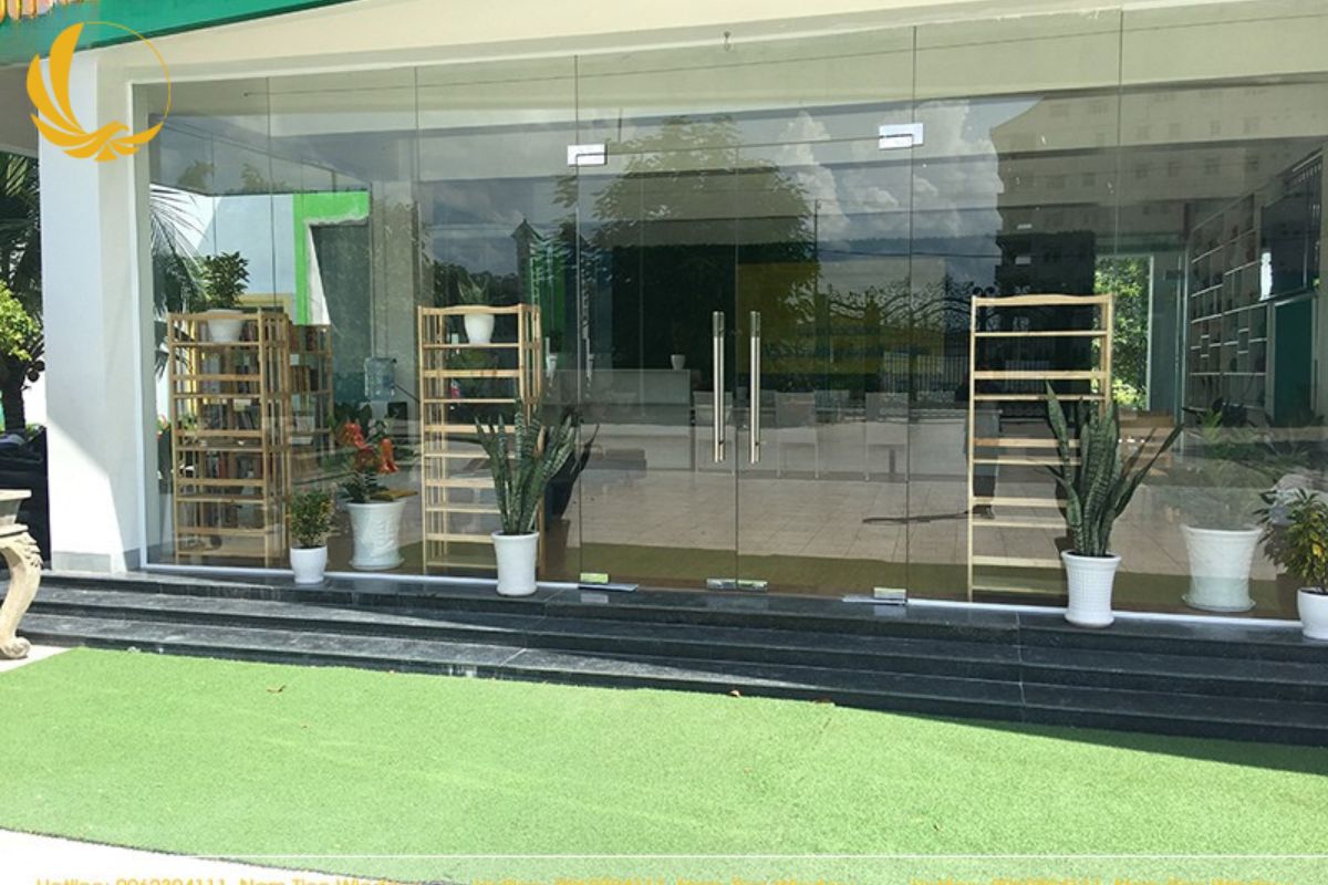 Làm cửa kính cường lực mở quay Bình Dương chắc chắn thẩm mỹ hiện đại