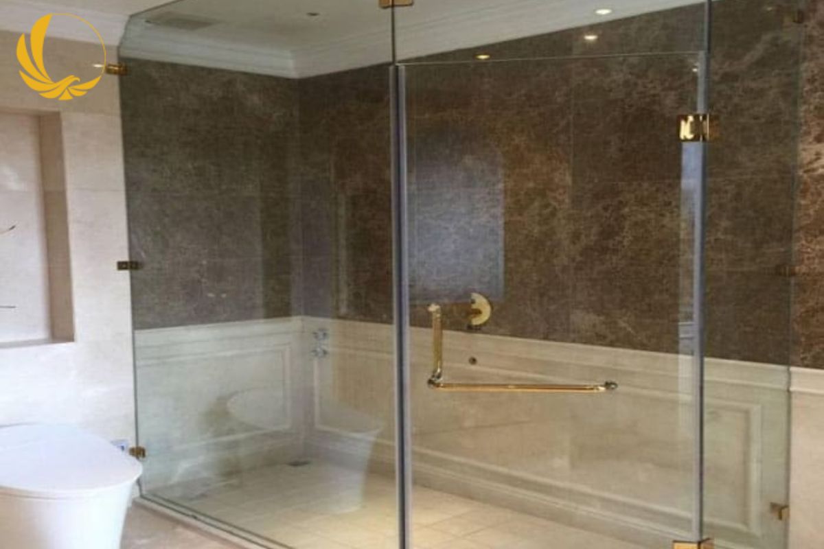 Bảng báo giá cửa kính bản lề kẹp phụ thuộc độ dày kính, phụ kiện và kiểu cửa
