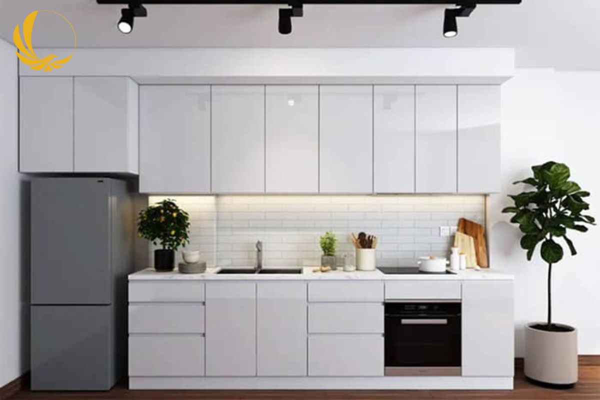 Tủ bếp cánh kính màu trắng tối giản, tinh tế