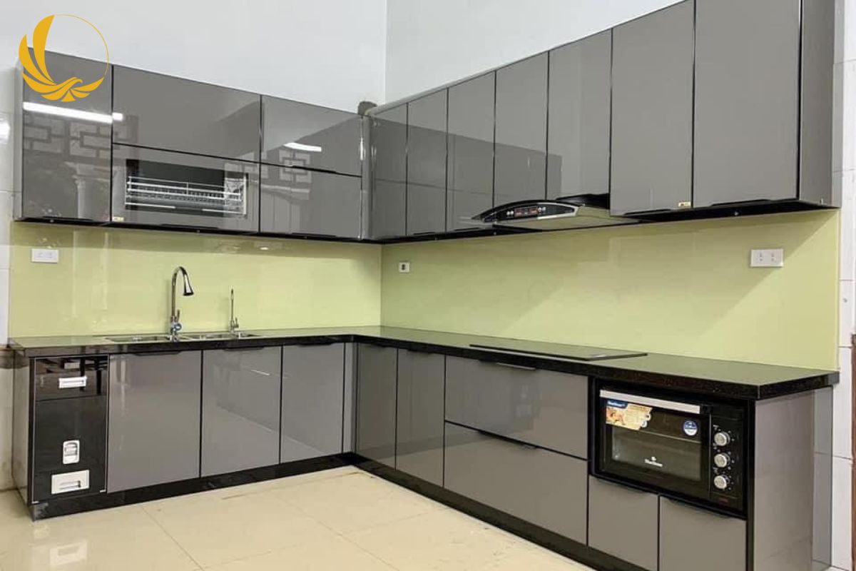 Tủ bếp cánh kính màu Gold sang trọng 
