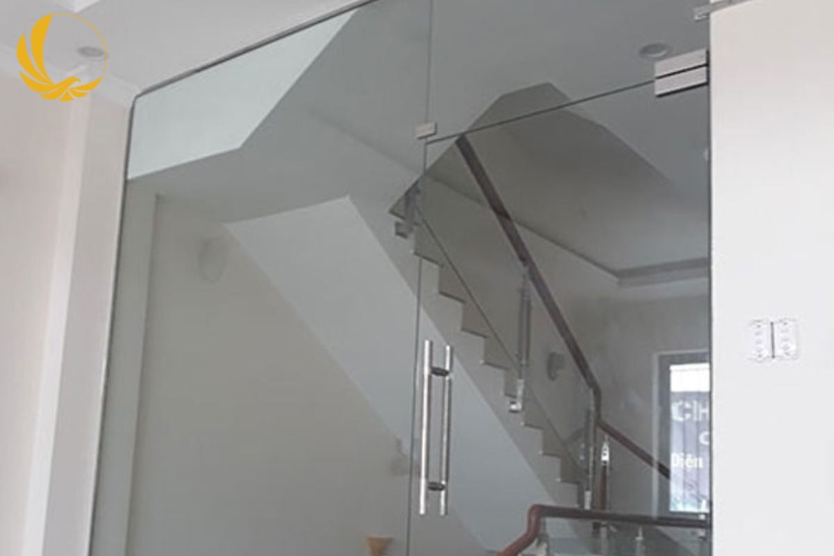 Mẫu cửa kẹp kính đơn cánh mang lại vẻ đẹp thanh thoát cho mọi kiến trúc