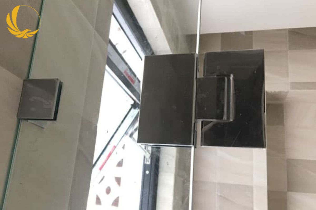 Dòng cửa kính cường lực vận hành quay nhờ hệ thống kẹp góc inox bền bỉ