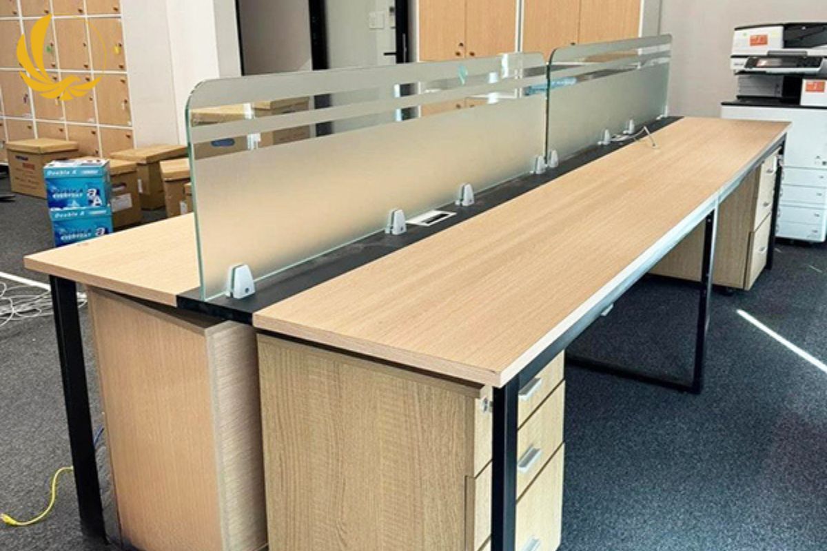 Kiểu thiết kế cửa kẹp tầm thấp rất phù hợp cho quầy giao dịch, quầy bar