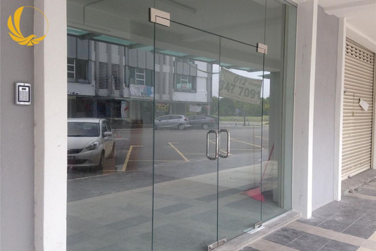 Dự án thi công cửa kính cường lực bản lề kẹp cho văn phòng