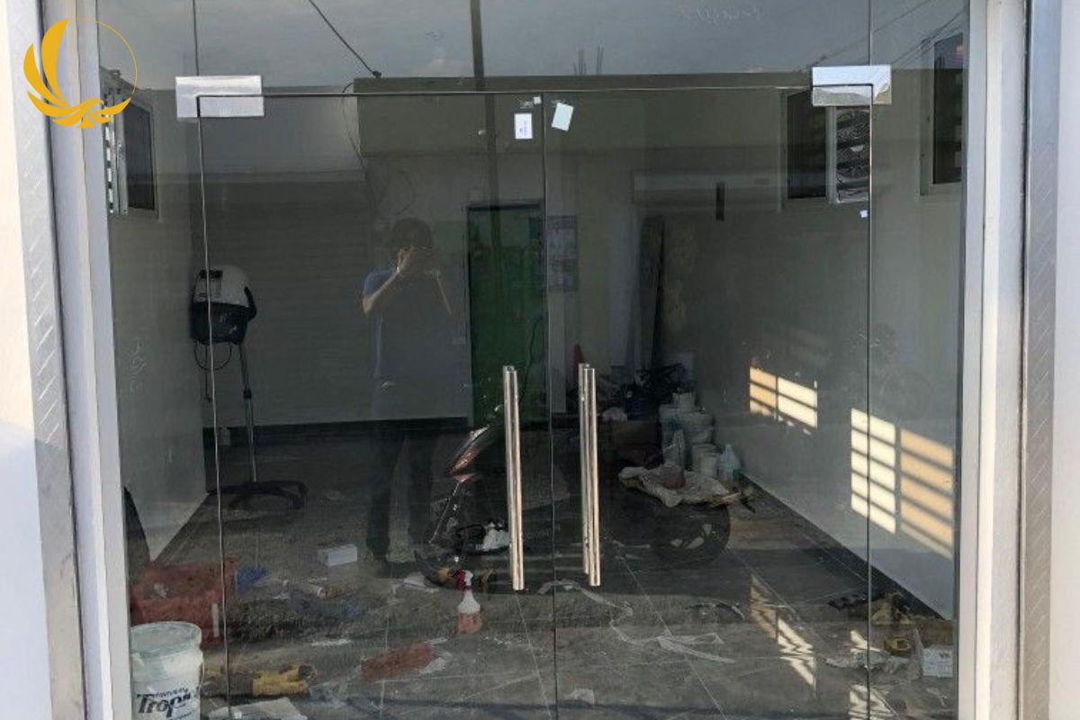 Cửa kính cường lực bản lề sàn