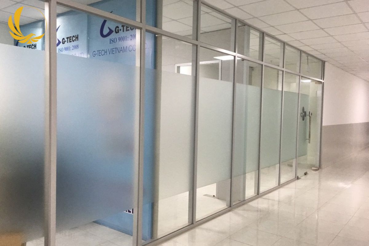 Vách kính cường lực mờ văn phòng