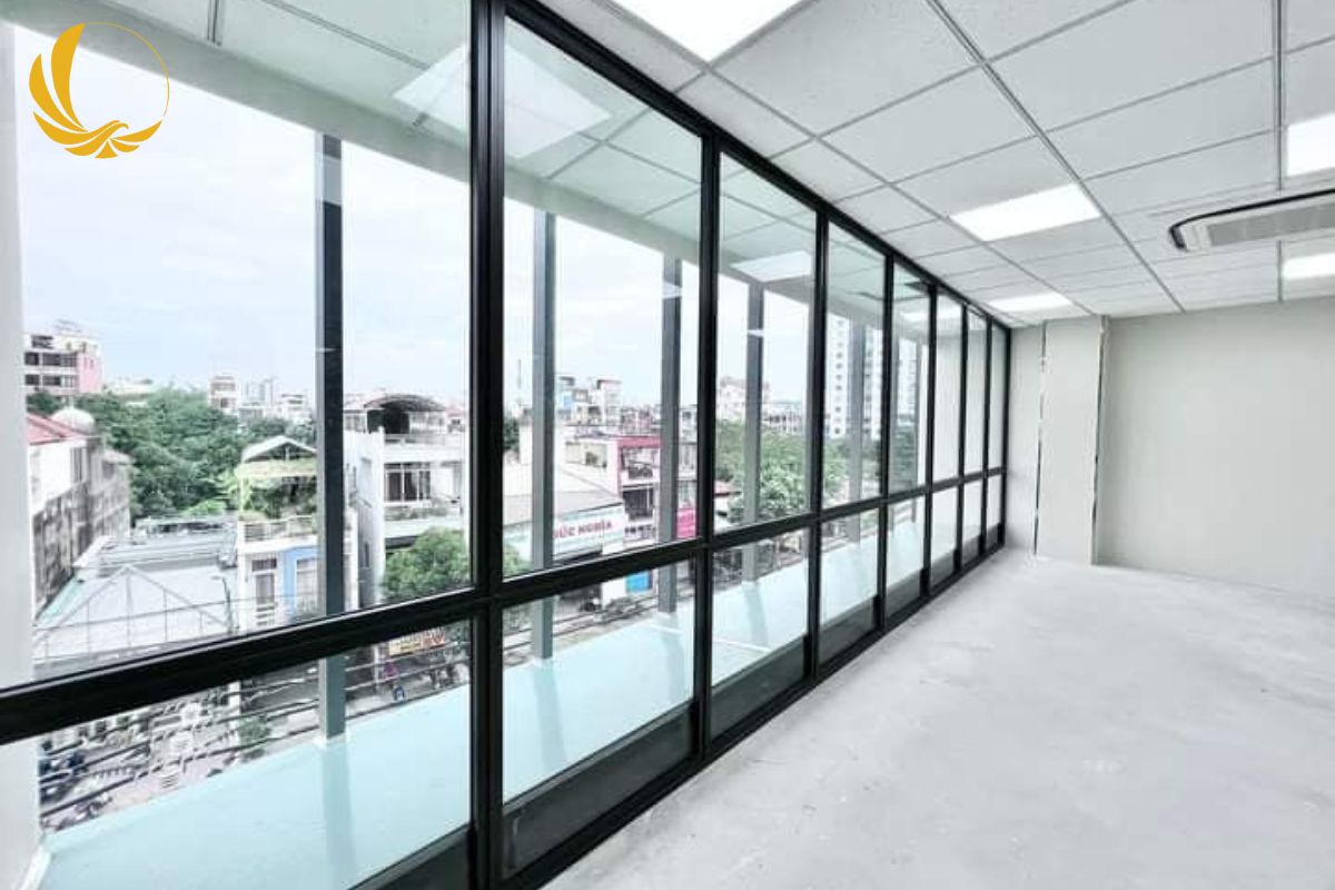 Vách kính cường lực văn phòng là gì và lợi ích doanh nghiệp