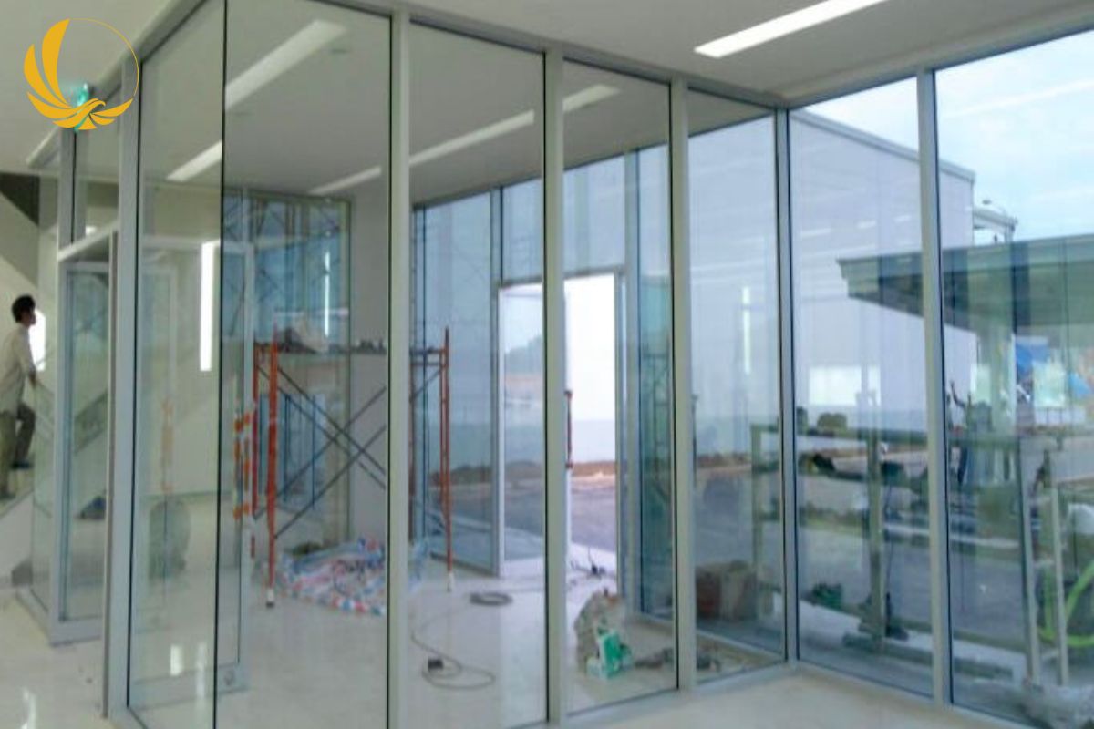 Vách kính cường lực thẳng