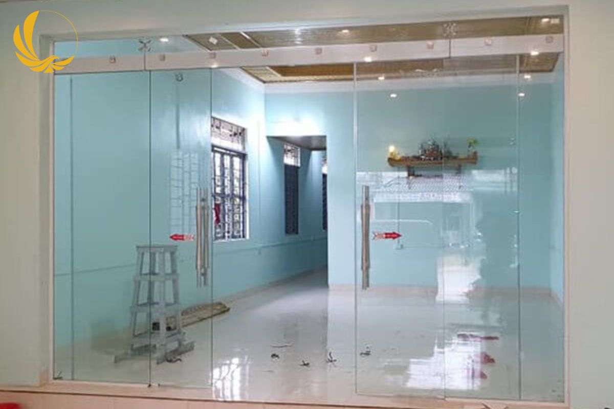 Mẫu cửa kính cường lực 2 cánh mở lùa