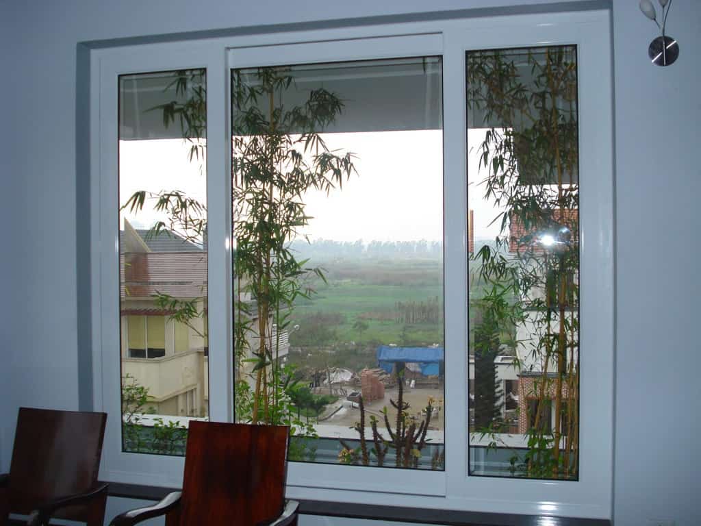 vach-kinh-cuong-luc-ngan-phong-khach-dep