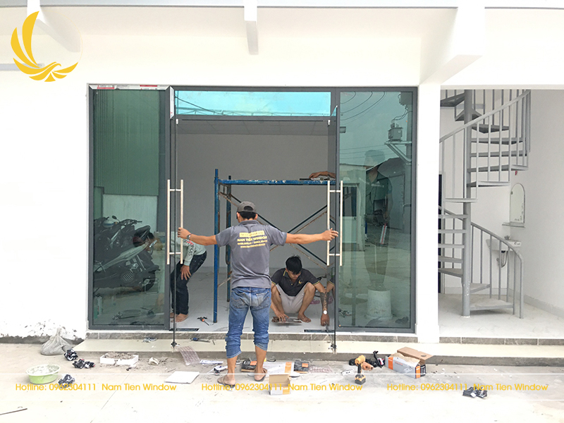 cua kinh cuong luc ban le san 2