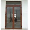 Mẫu cửa đi mở quay 2 cánh nhôm xingfa màu vân gỗ 