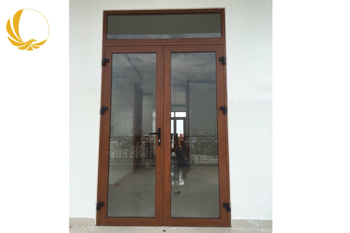 Mẫu cửa đi mở quay 2 cánh nhôm xingfa màu vân gỗ