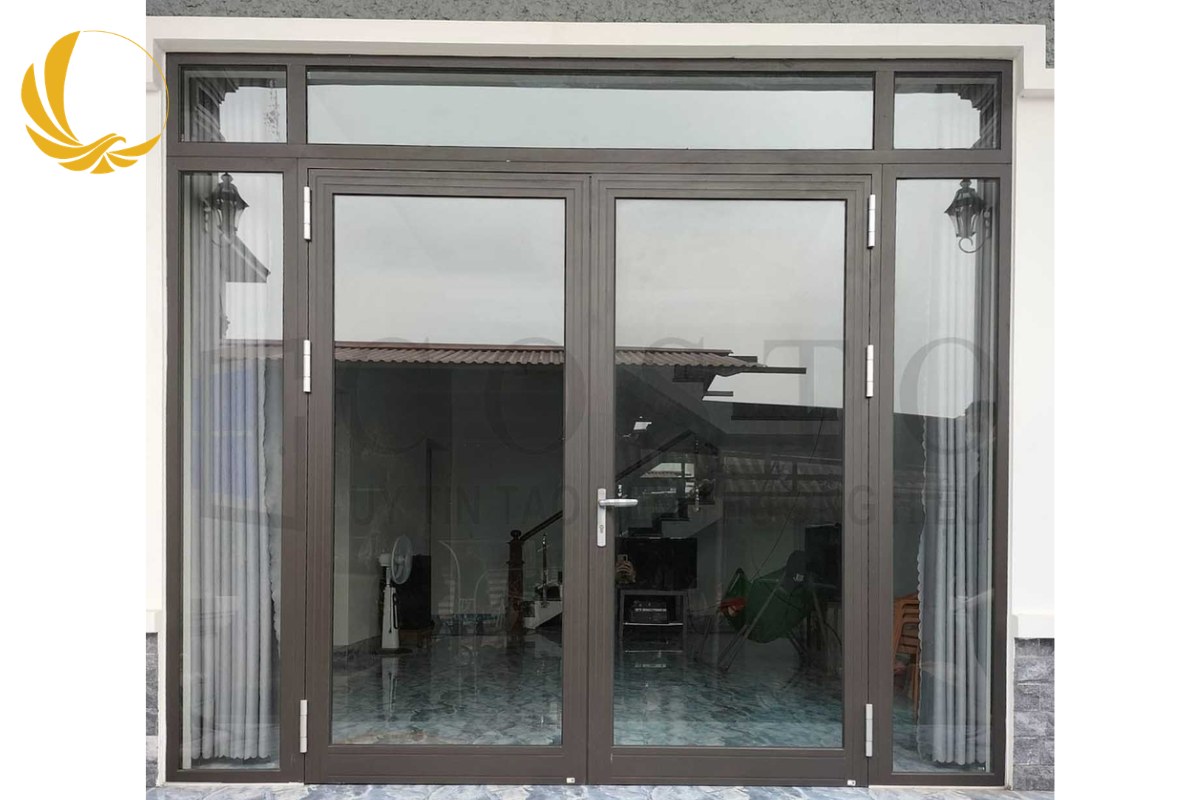 Cửa 2 cánh nhôm xingfa mở quay màu nâu cafe