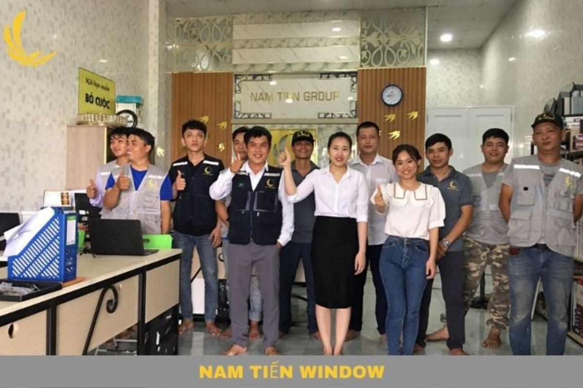 Đội ngũ Nam Tiến có nhiều năm kinh nghiệm thi công cửa đi mở quay 2 cánh nhôm xingfa