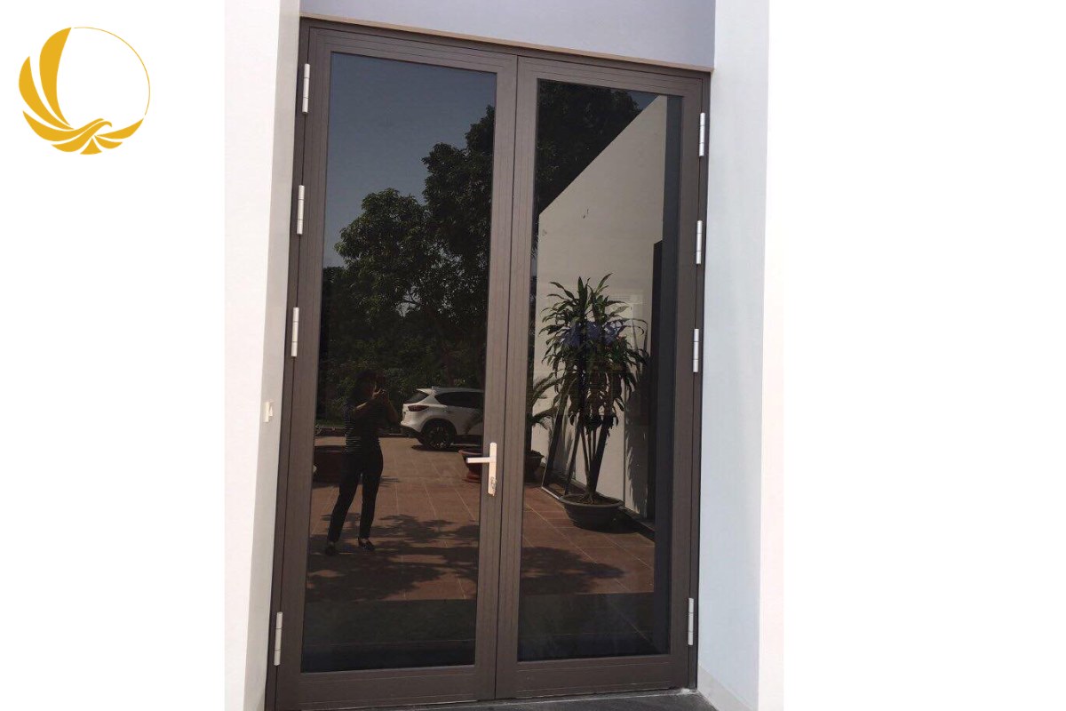 Cửa đi mở quay 2 cánh nhôm xingfa sử dụng thanh nhôm profile nhập khẩu Quảng Đông, sử dụng hệ nhôm 55