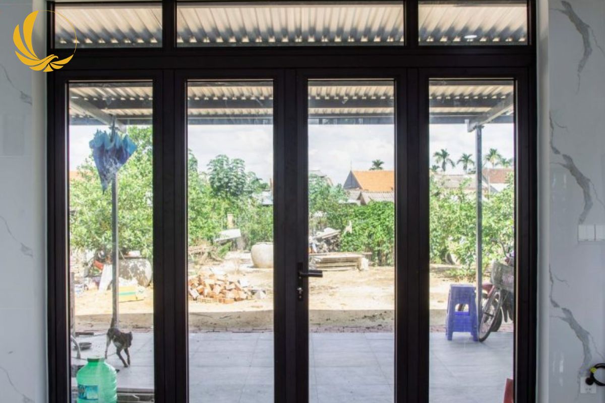 Cửa Nhôm Xingfa 4 Cánh Mở Quay 13 Mẫu cửa đi mở quay 4 cánh nhôm kính chia đố