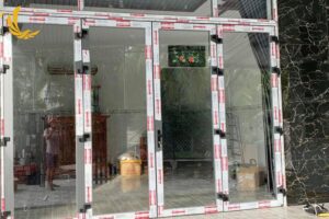 Cửa kính khung nhôm kết hợp rèm