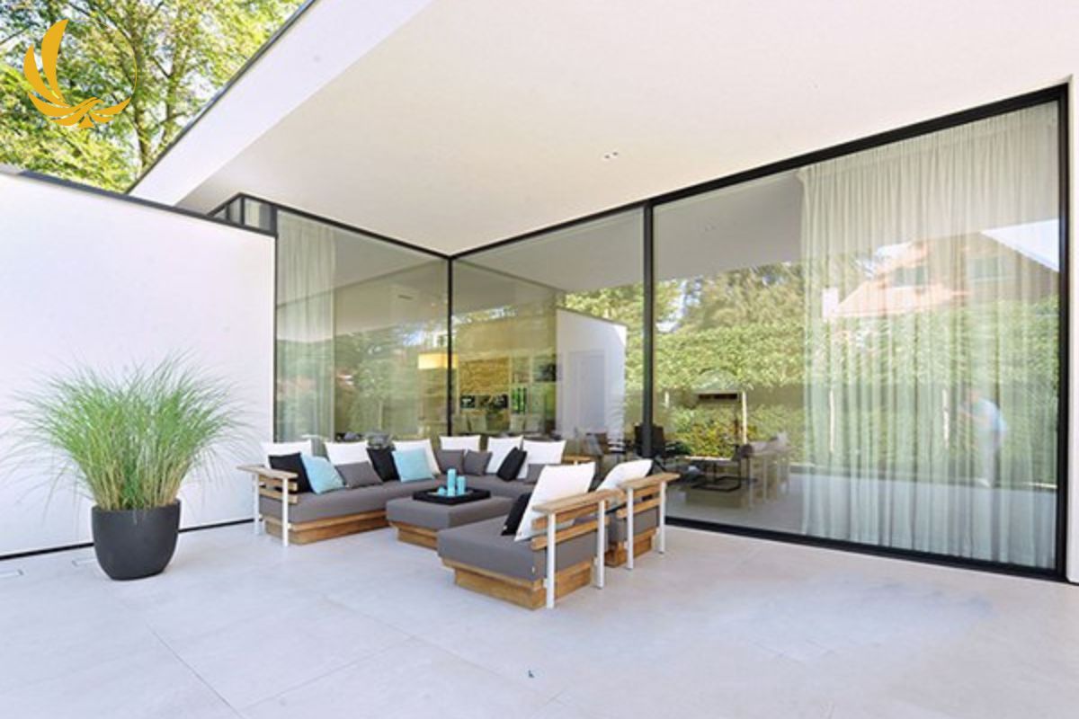 Mẫu vách kính phòng khách biệt thự hiện đại
