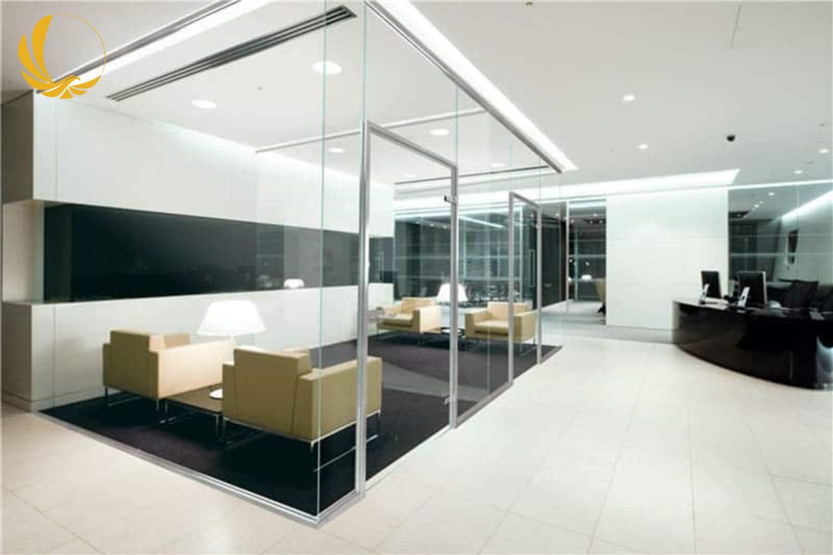 Vách ngăn phòng khách kính cường lực tối ưu ánh sáng và diện tích