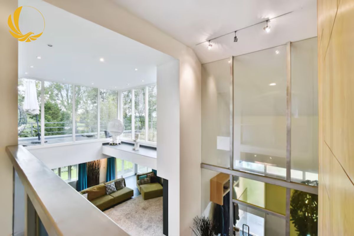 Mẫu vách ngăn kính cường lực phòng khách nhà phố 