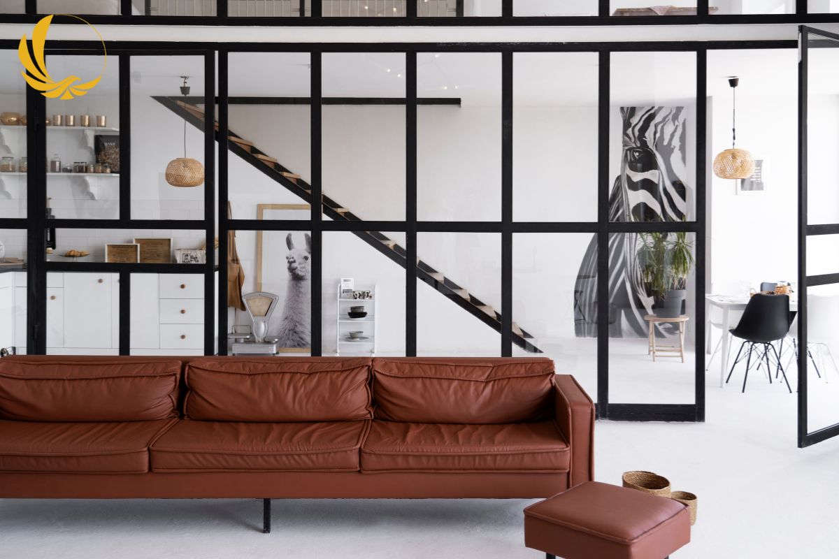 Mẫu vách ngăn kính nhôm phòng khách màu vân gỗ