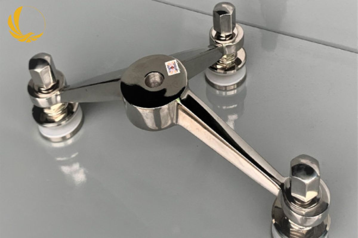 Vách kính spider 3 chân