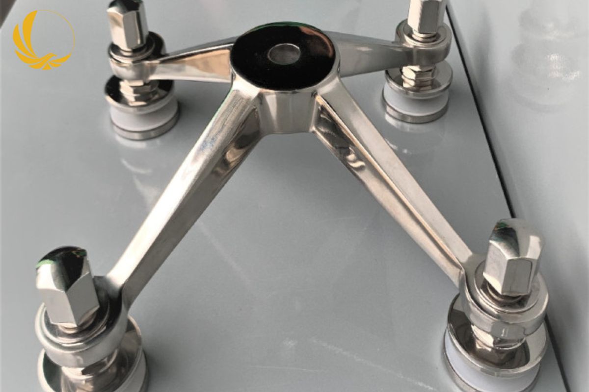 Vách kính spider 4 chân