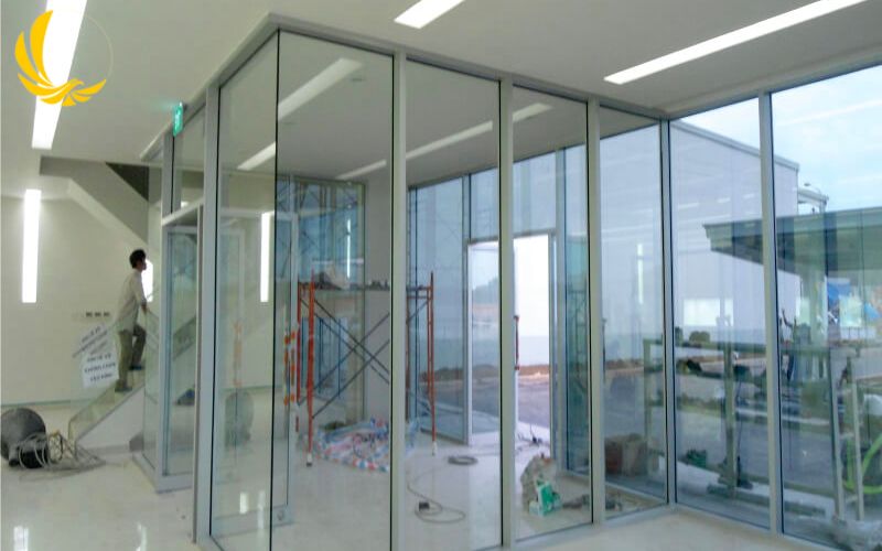 Mẫu Vách Kính Cường Lực Văn Phòng Đẹp 5 Mẫu vách kính cường lực văn phòng thẳng