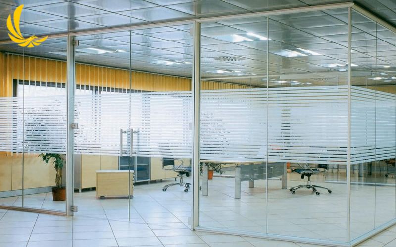 Mẫu Vách Kính Cường Lực Văn Phòng Đẹp 3 Phần khung cửa kính cường lực văn phòng