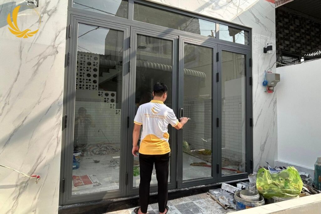 Cách chọn cửa cường lực 4 cánh phù hợp từ kiến trúc sư