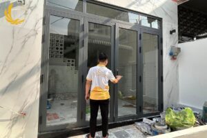 Cách chọn cửa cường lực 4 cánh phù hợp từ kiến trúc sư