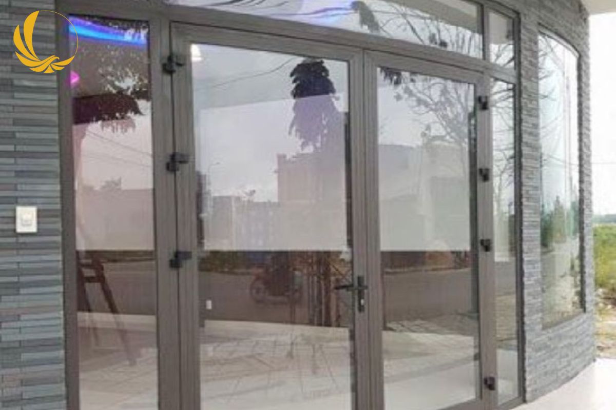 Cửa kính cường lực 4 cánh khung sắt sơn tĩnh điện