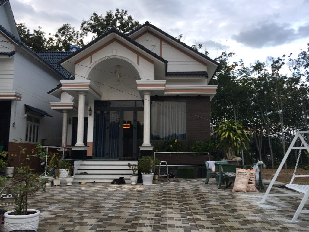 cua nhom cho biet thu 1