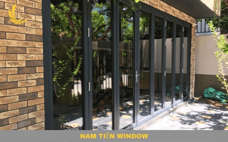 Cửa Nhôm Xingfa Xếp Trượt - Mọi Điều Bạn Cần Biết 10 Cửa xếp trượt 5 cánh màu đen hiện đại đẹp