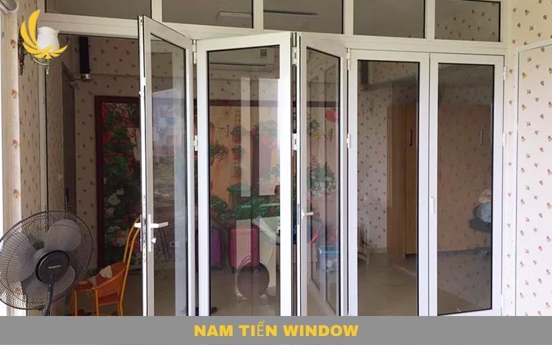 Cửa Nhôm Xingfa Xếp Trượt - Mọi Điều Bạn Cần Biết 9 Mẫu cửa đi xếp trượt 5 cánh hiện đại kết hợp với kính an toàn
