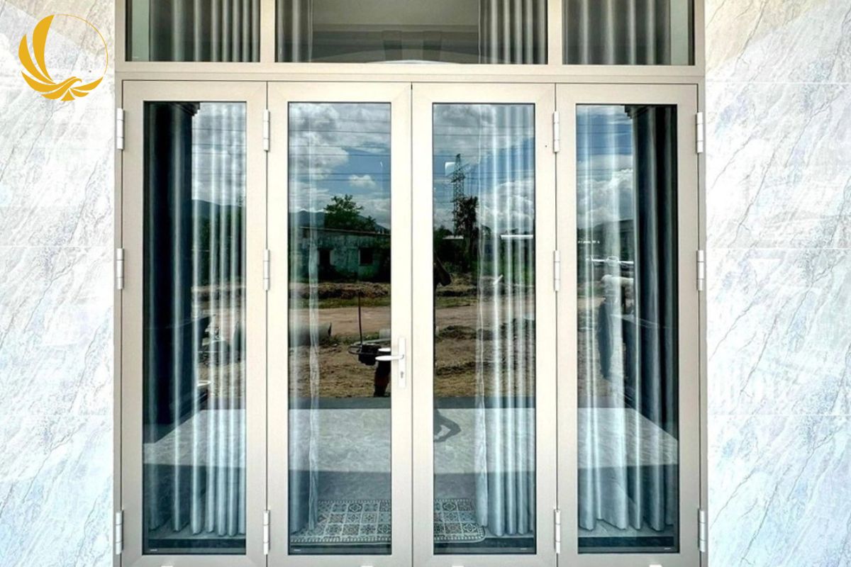 Mẫu cửa đi mở quay 4 cánh màu nâu thu